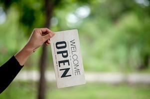 hand en teken winkel openen foto