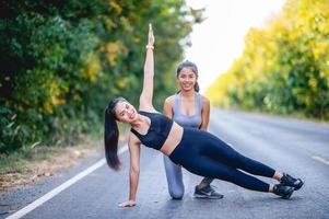 vrouwen oefenen gelukkig voor een goede gezondheid. oefening concept foto