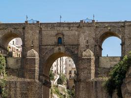 ronda, andalucia, spanje, 2014. zicht op de nieuwe brug in ronda spanje op 8 mei 2014. niet-geïdentificeerde mensen foto