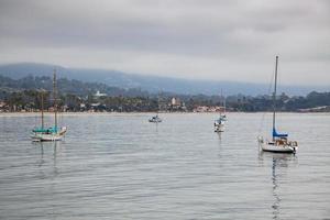 Santa Barbara, Californië, VS, 2011. jachten voor anker bij Santa Barbara, Californië, VS op 10 augustus 2011 foto