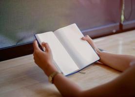 handen en boeken die worden blootgelegd met ruimte in het boekleesconcept in de ochtendkamer foto