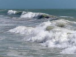 uitzicht op de zee bij albufeira in portugal op 10 maart 2018 foto