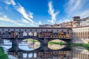 florence, toscane, italië, 2019. zicht op gebouwen langs en over de rivier de arno in florence op 18 oktober 2019. niet-geïdentificeerde mensen. foto