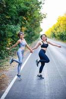 vrouwen oefenen gelukkig voor een goede gezondheid. oefening concept foto