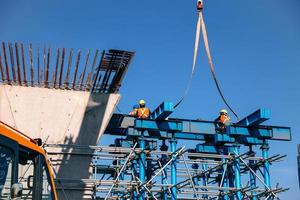 werknemer op mega bouwplaats van fly-over of bridge-project. bandung, Indonesië - 17 maart 2022 foto