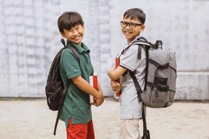 twee Aziatische studenten glimlachen en nemen samen een foto