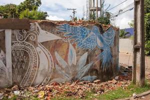 trancoso, bahia, brazilië-maart 10 2022 een afgebroken muur die in verval is en begint af te brokkelen en uit elkaar te vallen foto