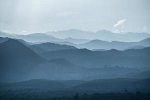 de bergen vallei in de mist. landschapsmening van het platteland van de provincie van chiang rai van thailand. foto