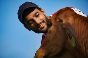 afbeeldingen van Indiase koeien met man - afbeelding van dierenverzorging foto