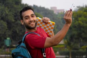 Indiase man met tasboek en vliegtuig foto