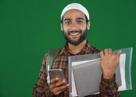 jonge student moslim jongen op groen schermachtergrond. foto