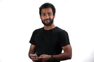 een man gebruikt mobiel en gelukkig op een witte achtergrond foto