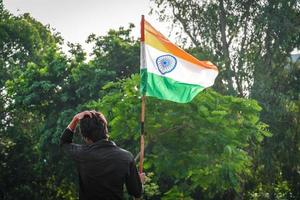 vlag van india wordt gezwaaid door een man die succes viert foto