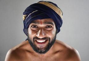 Hindoe koning lachende koning afbeeldingen - Indiase man in theater handelend als een koning foto