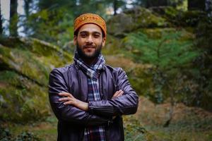 portret himachali jongen op straat in Himalaya foto