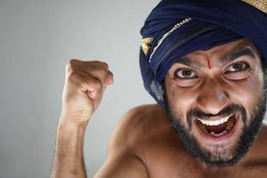blije en opgewonden afbeeldingen van Indiase koningen - Indiase man in theater die optreedt als koning foto