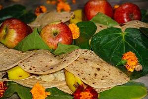 Indiase pooja-afbeeldingen met voedselfruit en meer foto