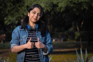 Indiase studente geeft duimen op foto