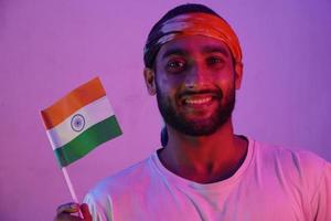 een man die de Indiase vlag groet, gelukkige onafhankelijkheidsdag 15 augustus foto