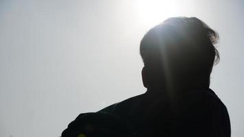 man uit rug silhouet met lensflare foto