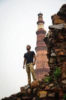 Indiase jonge knappe man in het historische paleis qutub minar reizen in india afbeelding foto