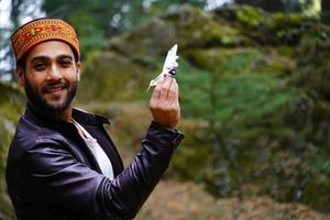 portret himachali jongen op straat in Himalaya foto