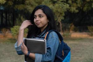 afbeeldingen van Indiase studenten op de universiteitscampus foto