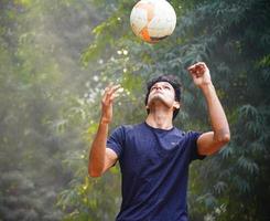 jonge voetballer op het voetbalveld Indiase man afbeelding foto