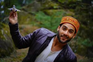 portret himachali jongen op straat in Himalaya foto