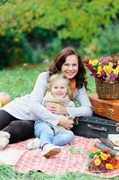 moeder en dochter op een picknick foto