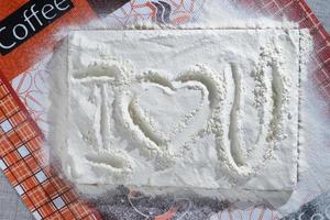 kippeneieren met sneetjes brood op tafel met melk foto