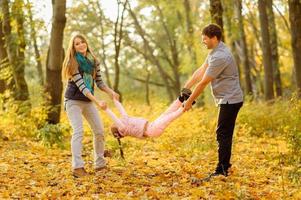 familie wandelen in herfst park foto