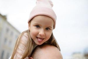 ouders en hun dochter zitten op de trappen van een oude kerk. foto