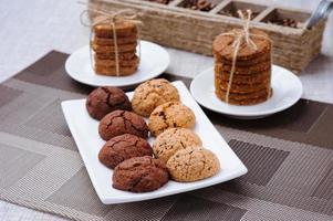 veel verschillende soorten koekjes liggen op een bord foto