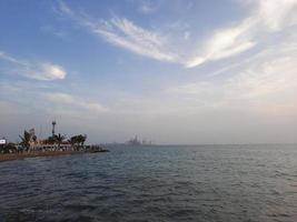 geweldige kleurrijke zonsondergang bij jeddah corniche foto