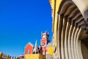 schilderachtig pena-paleis in sintra foto