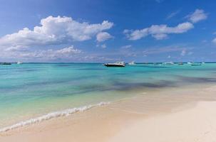 mexico, cancun, isla mujeres, playa norte strand met palmbomen en zand wachtend op toeristen foto