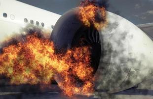 geaard vliegtuig op de luchthaven met een catastrofale storing veroorzaakt door brandende motor, vuur en rook foto