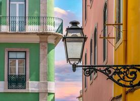 typisch Portugese architectuur en kleurrijke gebouwen in het historische stadscentrum van Lissabon foto