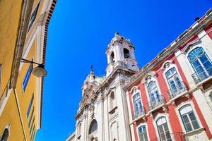 kleurrijke gebouwen van het historische centrum van Lissabon foto