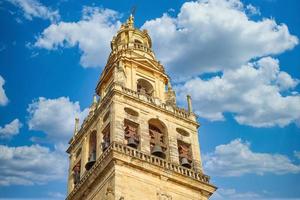 mezquita-kathedraal op een zonnige dag in het hart van het historische centrum van Cordoba foto