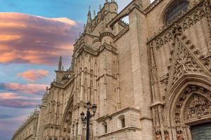 mijlpaal santa maria kathedraal in sevilla foto