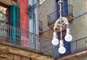 mooie straten van barcelona in het historische stadscentrum in de buurt van lar ramblas foto