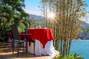 Mexico, Puerto Vallarta, romantisch luxe restaurant en schilderachtige uitzichten op de oceaan in de buurt van de baai van Banderas foto