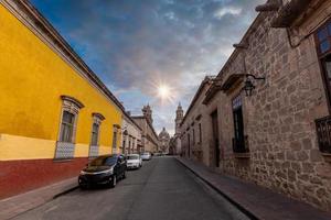 mexico, morelia toeristische attractie kleurrijke straten en koloniale huizen in het historische centrum foto