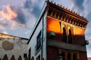 Cordoba-straten bij zonsondergang in het historische stadscentrum in de buurt van de Mezquita-kathedraal foto