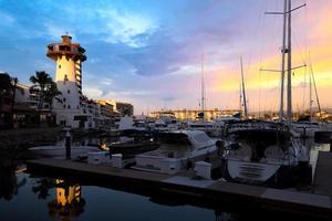 mexico, panoramisch uitzicht op jachthaven en jachtclub in puerto vallarta bij zonsondergang foto