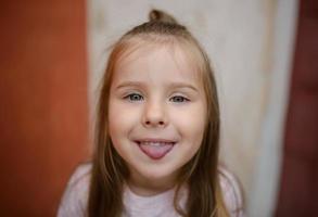 ouders en hun dochter zitten op de trappen van een oude kerk. foto