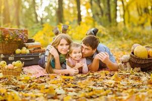 familie wandelen in herfst park foto