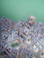Amerikaanse dollars op een groene achtergrond. financiën en zaken. foto